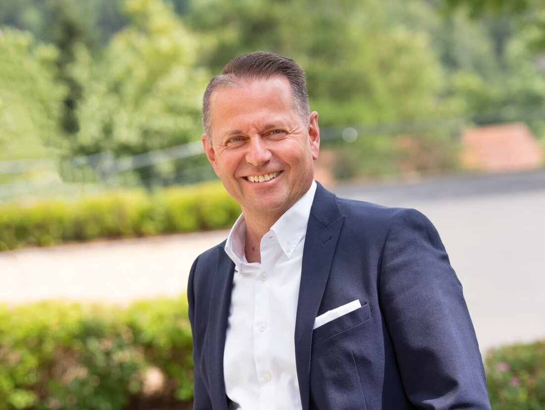 Neustadt/WN. Gerhard Hösl verabschiedet sich nach über 30 Jahren im Sparkassenverbund zum 30. Juni 2026 aus dem Amt des Vorstandsvorsitzenden. Für seine Verdienste erhält er die Bayerische Sparkassenmedaille in Gold.