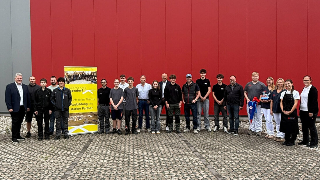 Erbendorf. Im Gewerbepark sind 16 junge Menschen in ihre Ausbildung gestartet, begrüßt von Firmenchefs, Ausbildern und Bürgermeister Bernhard Schmidt. Die Vielfalt der Betriebe und Berufe steht für eine starke Zukunft.