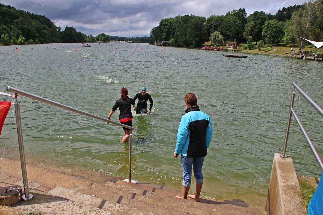 Eschenbach. Ein junger Mann hatte am Rußweiher die Wassertiefe unterschätzt. Er musste mit schweren Verletzungen ins Klinikum gebracht werden.  Am späten Vormittag des Samstag suchte der junge Mann (23) aus [&hellip;]