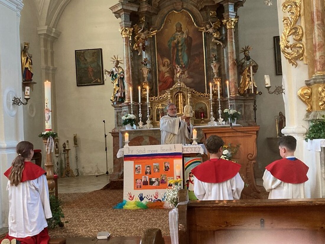 Michldorf. Diakon Ulrich Wabra feierte in St. Ulrich die erste Maiandacht der Pfarreiengemeinschaft und erinnerte an Maria als Schutzpatronin Bayerns und an die Mariensäule. Der Liederkranz Leuchtenberg umrahmte die Andacht.