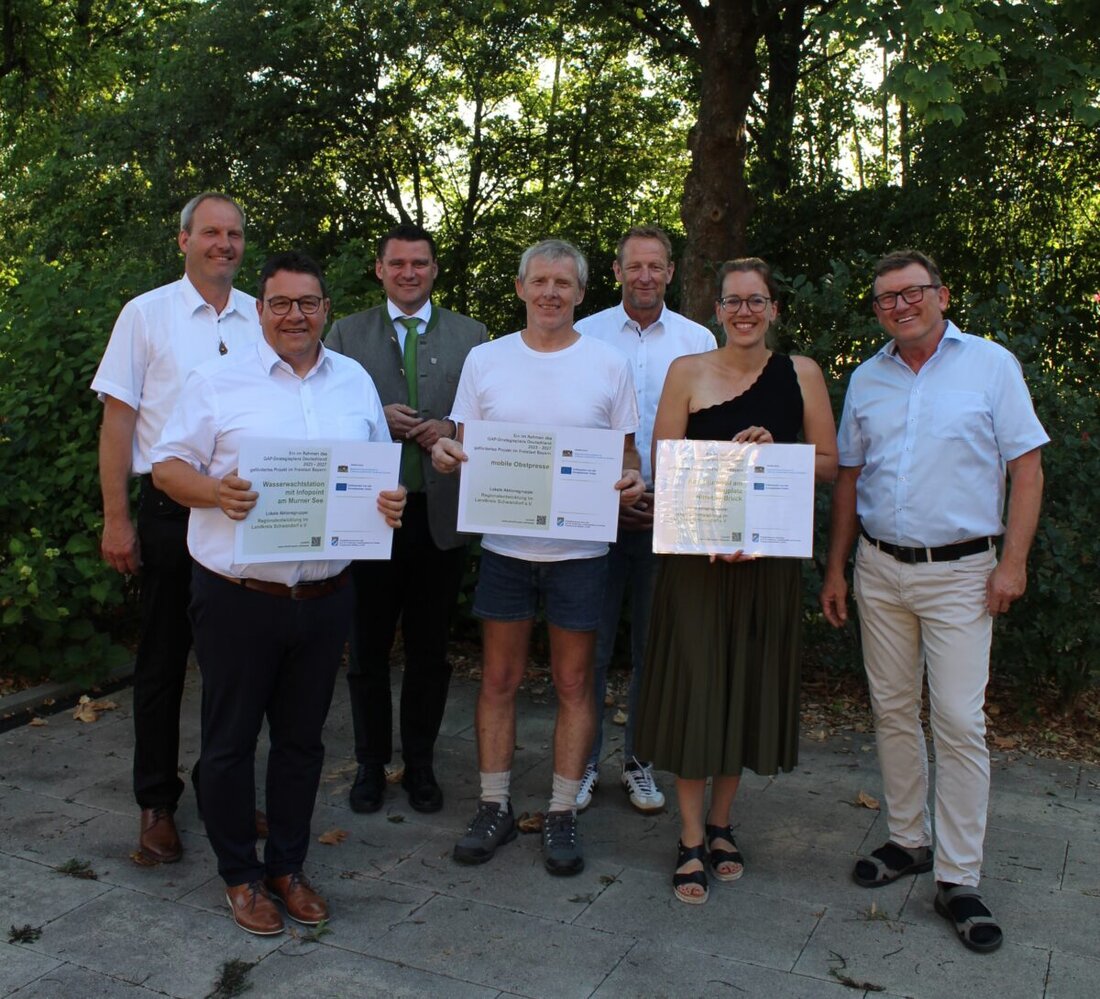 Schwandorf. Die Gemeinde Wackersdorf, Uwe Schuhmann sowie Andreas Matschi von der AMfang GmbH dürfen sich über Gelder aus dem Europäischen Förderprogramm LEADER freuen. Der LEADER-Koordinator der Oberpfalz, Hans-Michael Pilz, überreichte die Förderbescheide.