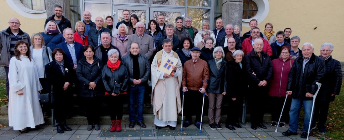 Floß. In der katholischen Pfarrgemeinde St. Johannes der Täufer feierten 28 Ehepaare mit Pfarrer Max Früchtl ihr Ehejubiläum. Die Feier inkludierte einen festlichen Gottesdienst und ein Beisammensein im Pfarrheim St. Josef.