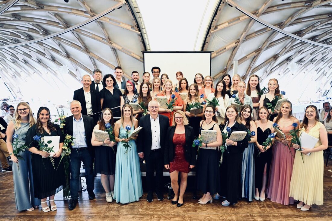 Weiden. 29 Studierende der Caritas Fachakademie für Sozialpädagogik haben ihre Ausbildung erfolgreich abgeschlossen. Die Absolventenfeier unter dem Motto "Sky full of stars" würdigte die neuen Erzieher.