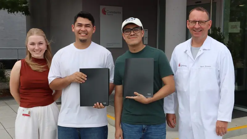 Geschafft: Joaquin und Hector aus El Salvador haben ihren Arbeitsvertrag in der Tasche
