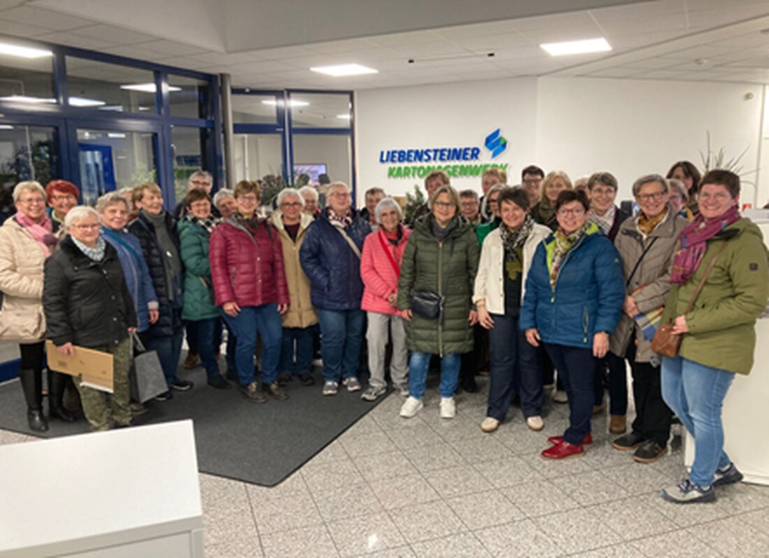 Neustadt/WN. Am 19. November 2025 besuchte der Katholische Frauenbund Neustadt das Liebensteiner Kartonagenwerk. 29 Teilnehmerinnen erlebten Hightech, Nachhaltigkeit und starke Sozialangebote – vom Kinderhaus bis zum Friseursalon.