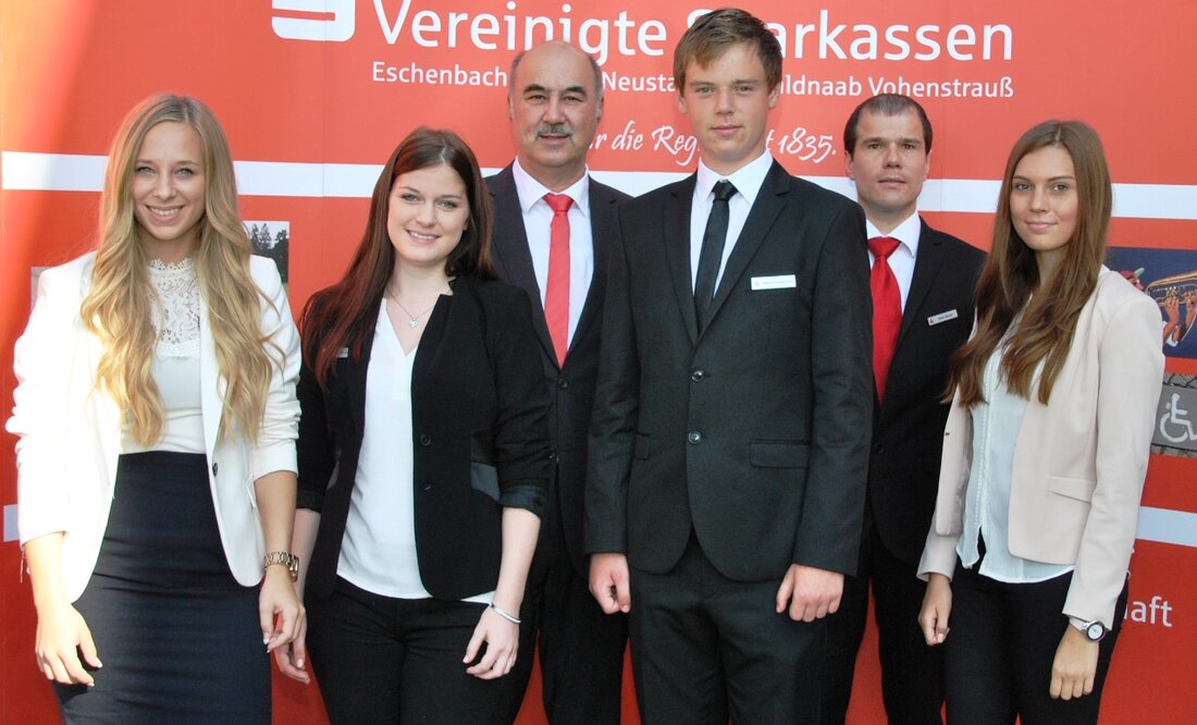Neustadt/WN. Gestern haben bei der Vereinigte Sparkassen Eschenbach i.d.OPf., Neustadt a.d.Waldnaab und Vohenstrauß vier junge Menschen ihre Ausbildung begonnen. Vorstandsvorsitzender Josef Pflaum und Peter Bayerl vom Unternehmensbereich Personal hießen die Auszubildenden an ihrem ersten [&hellip;]