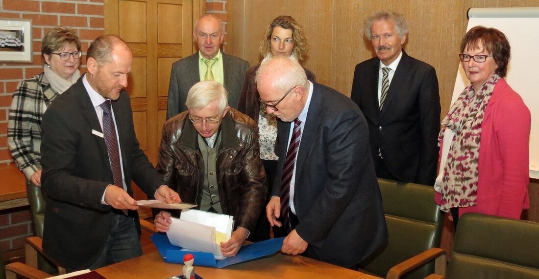 Weiden/Tirschenreuth/Neustadt/WN. Die Freien Wähler reichten heute ihren Kandidatenvorschlag zur Bundestagswahl im Weidener Rathaus beim Bundeswahlkreisleiter Hermann Hubmann ein. Im Januar hatten sie Kreisrat Karl Meier aus Neustad/WN als Kandidaten für [&hellip;]