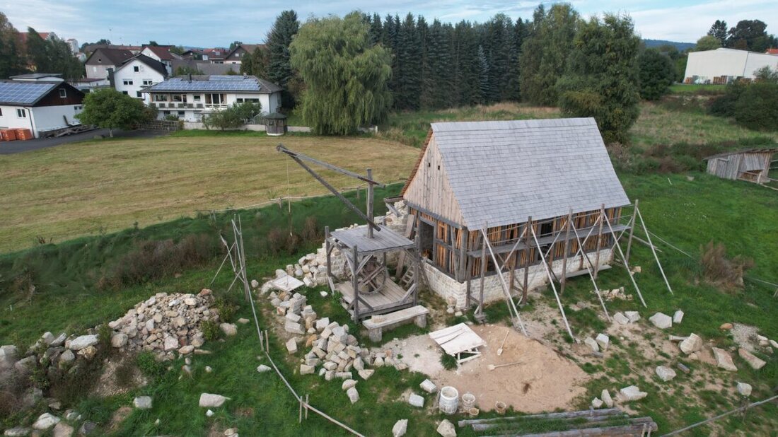 Bärnau. Im August 2025 wird der Geschichtspark Bärnau-Tachov zum Austragungsort des European Heritage Volunteers Trainings, bei dem Fachleute aus 14 Nationen traditionelle Baumethoden erlernen. Die zweiwöchige Veranstaltung beinhaltet praktische Arbeit und Theorie zu historischen Bautechniken und denkmalpflegerischer Ethik.