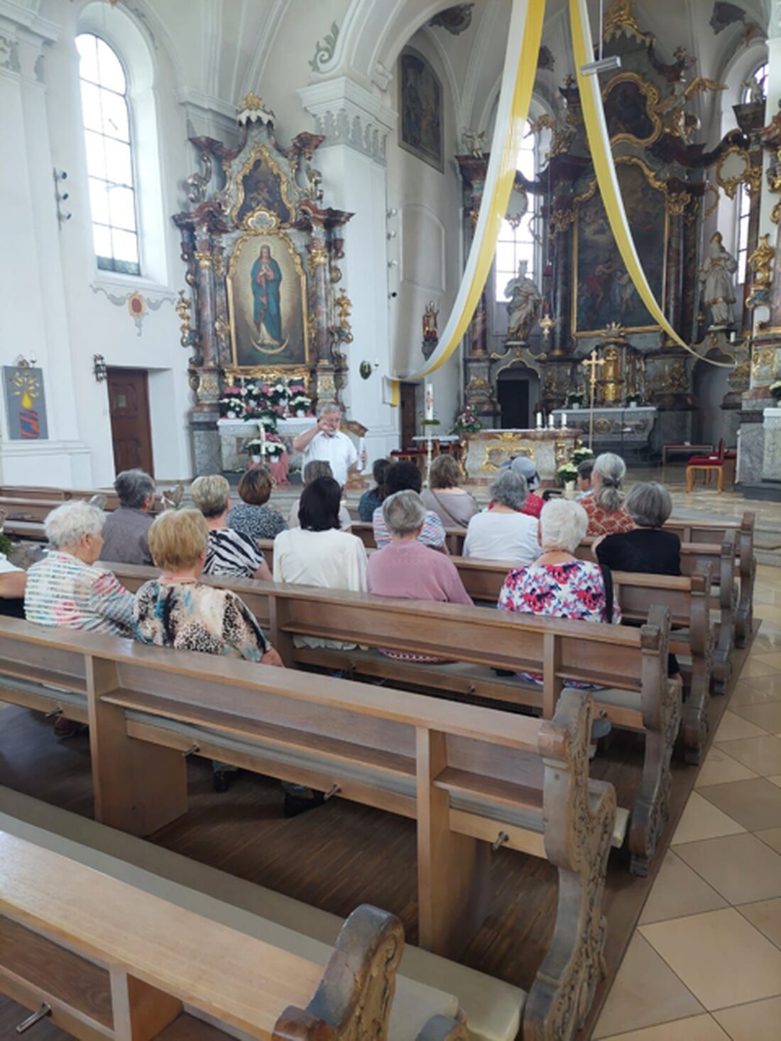 Leuchtenberg/Oberviechtach. Über 20 Interessierte des Katholischen Frauenbundes aus Leuchtenberg und Kaimling ließen sich von Diakon Ulrich Wabra durch die Pfarrkirche St. Johannes der Täufer führen. Danach Einkehr im Cafe Weigl und Maiandacht St. Nepomuk.