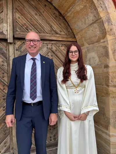 Christkind Isabella Adamietz eröffnet Adventsmarkt in Burglengenfeld