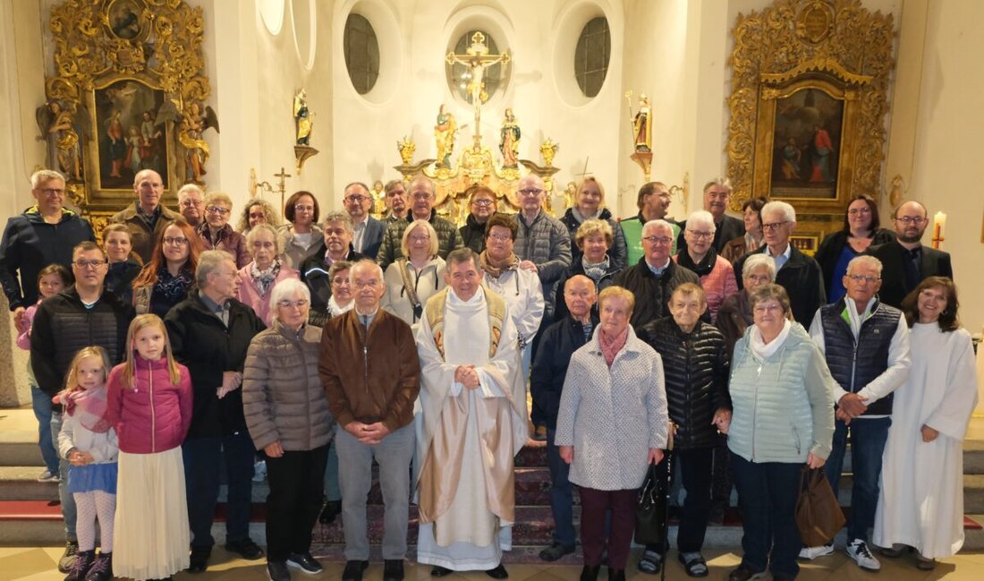 Floß. Mit Pfarrer Max Früchtl feierten 20 Ehepaare in St. Johannes der Täufer ihre Jubiläen und erneuerten ihr Versprechen, von fünf bis 65 Jahren. Beisammensein im Pfarrheim entfiel wegen Kindergartenbelegung.