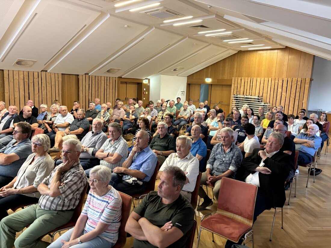 Parkstein. Der Bürgerwindpark ist zum Greifen nah – und trotzdem steht Parkstein vor einem zweiten Bürgerentscheid. Am Mittwochabend ist der Bürgersaal voll, die Diskussion wird leidenschaftlich. Bürgermeister und Bürgerenergie appellieren an die Parksteiner, genau hinzusehen: „Wir hoffen, dass die Menschen das durchschauen und für Nein stimmen.“