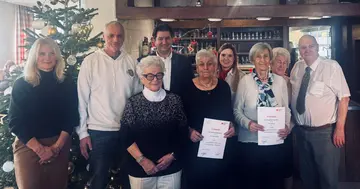 BRK-Wassergymnastik feiert in Moosbach Weihnachten mit Ehrungen