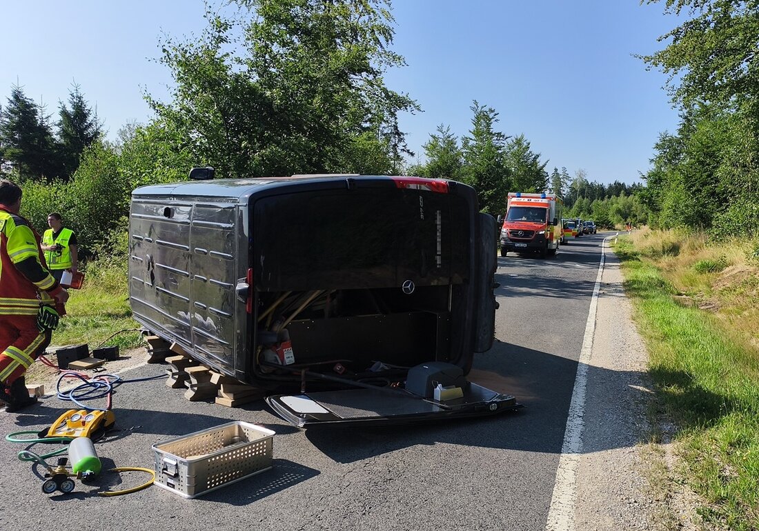 Friedersreuth. Ein Mercedes-Transporter  kam ins Schlingern und kippte auf die Fahrerseite, mehrere Personen wurden schwer verletzt.