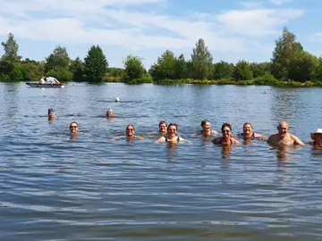 Totenkopfschwimmen in Weiherhammer lockt 53 Frauen und Männer ins Wasser