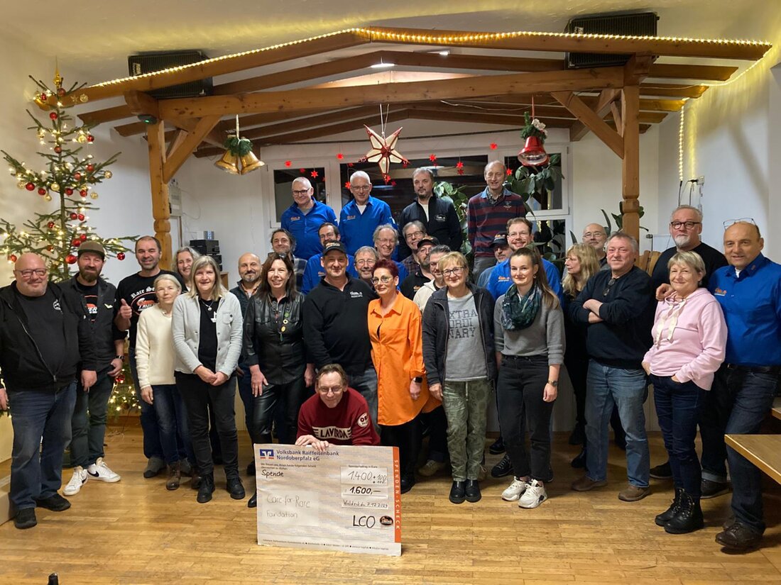 Waldeck. Die Laverda Connection Oberpfalz feierte mit 41 Mitgliedern ihre Weihnachtsfeier, deren Auktionserlös von 1.600 EUR der Initiative "Care for Rare" zugutekommt.