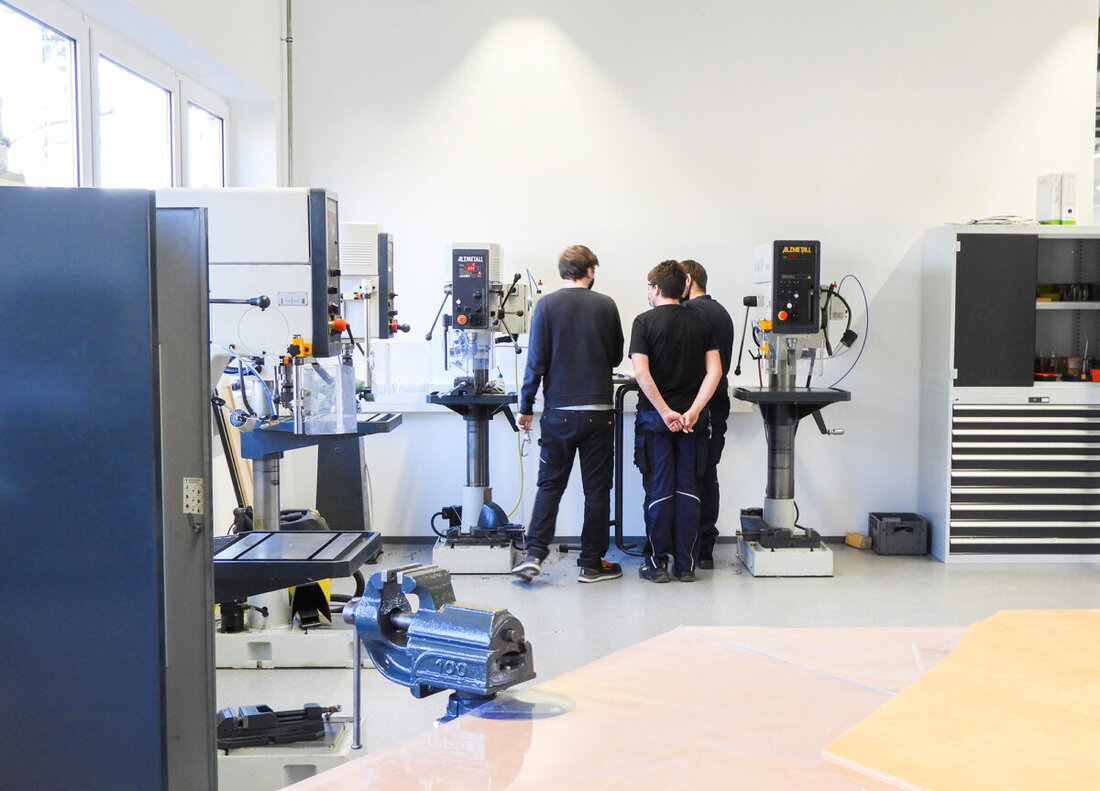 Weiherhammer. Ab dem 1. Mai wird das Bildungszentrum in Weiherhammer für drei Jahre mit einer Fördersumme von drei Millionen Euro unterstützt. Diese Finanzspritze stammt aus dem bundesweiten Förderprogramm "Exzellente Bildungsarbeit in überbetrieblichen Berufsbildungsstätten möglich machen – Initiative für eine exzellente überbetriebliche Ausbildung (INex-ÜBA)".