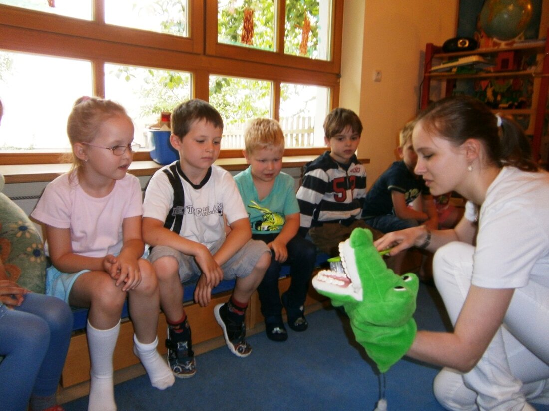 Leuchtenberg. Die 34 Schüler der Grundschule Leuchtenberg wissen jetzt ganz genau wie das Zähneputzen geht. Zahnärztin Dr. Alexandra Reil hat das den Kindern gemeinsam mit ihrer Tochter Tamara Reil jetzt [&hellip;]