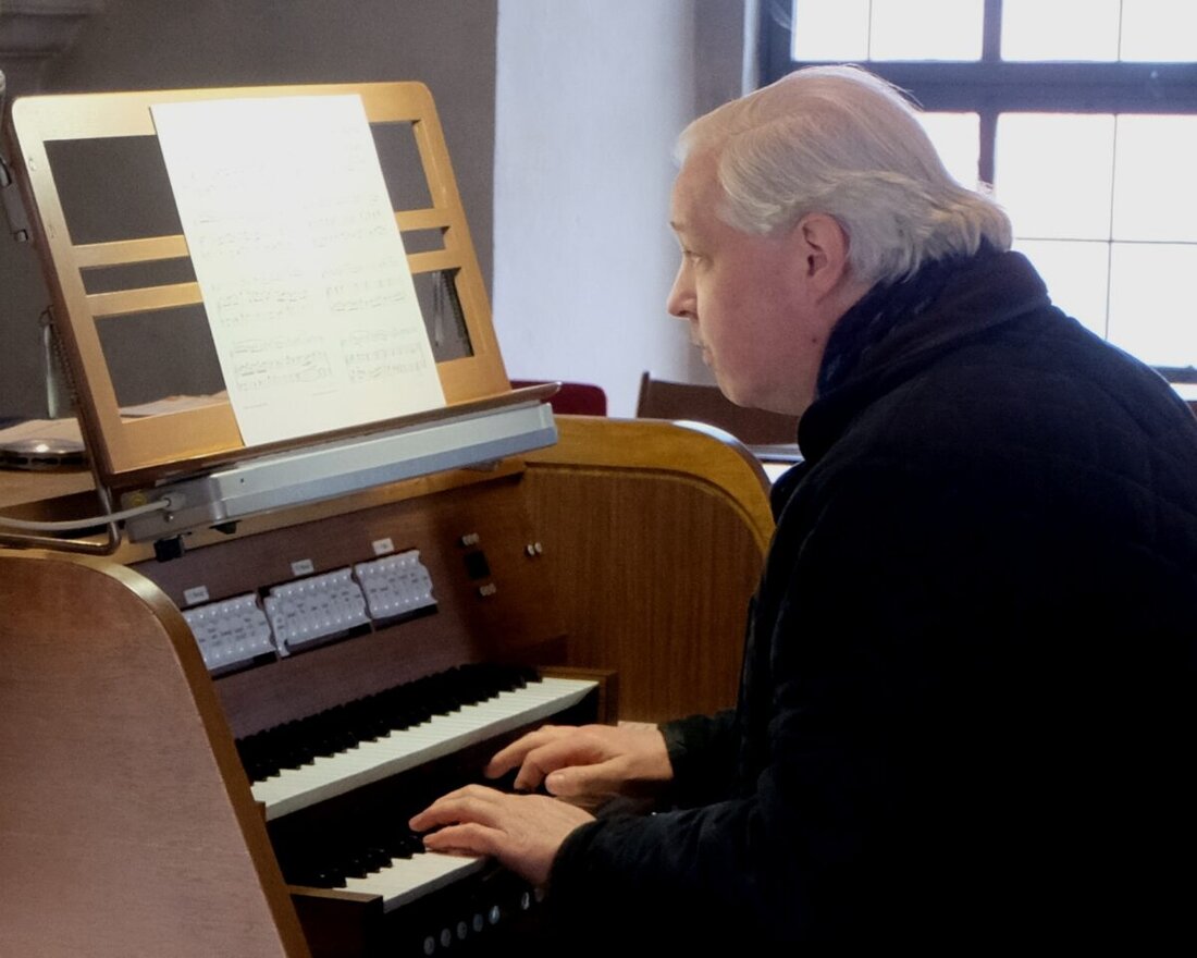 Floß. Andreas Kunz wird für seine 30-jährige Tätigkeit als Kantor und Chorleiter in der evangelischen Kirchengemeinde St. Johannes Baptista geehrt. Er entwickelte den Kirchenchor weiter, gründete einen Kinderchor und führte zahlreiche Musikprojekte durch.