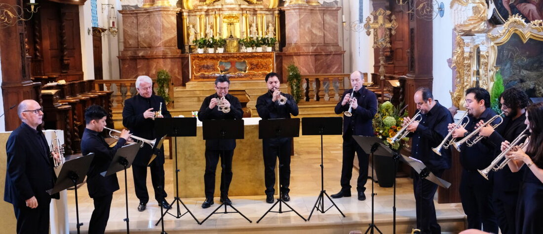 Speinshart. Das Bläserensemble des 76. Festivals junger Künstler Bayreuth beschließt in der barocken Klosterkirche den Speinsharter Konzertsommer und begeistert mit schmetternden Fanfaren, warmen Orgelklängen und Mariachi-Feuer.
