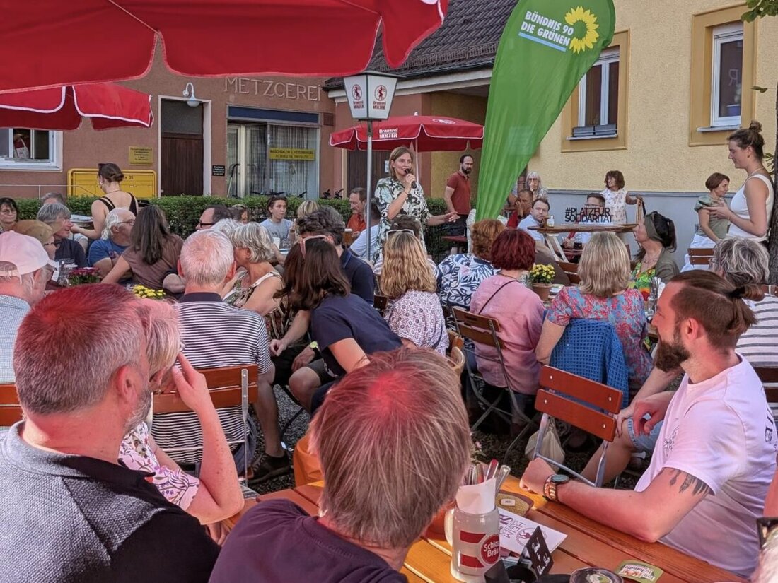 Weiden. Grünen-Fraktionschefin Katharina Schulze und MdL Laura Weber tourten durch die Oberpfalz mit Stationen im BayZBE in Windischeschenbach und bei Natur-Energietechnik in Floß, abends ein voller Biergarten.
