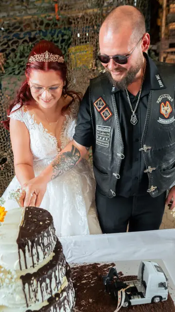 Glitzerkleid und Kutte: Franz und Sabrina Schön heiraten in Wernberg-Köblitz