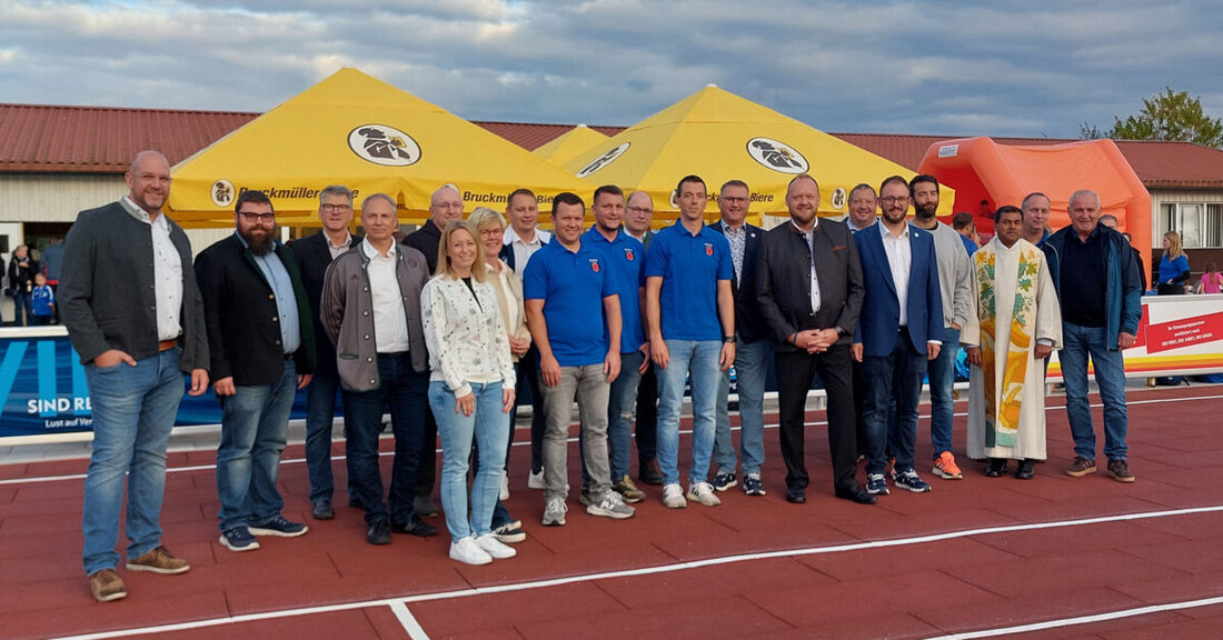 Kaltenbrunn. Der FC Kaltenbrunn hat ein Musterbeispiel für ehrenamtliches Engagement abgeliefert: Mit hunderten Arbeitsstunden haben die Mitglieder des lokalen Sportvereins eine brachliegende Tennisanlage in eine moderne Sportstätte für Groß und Klein verwandelt.
