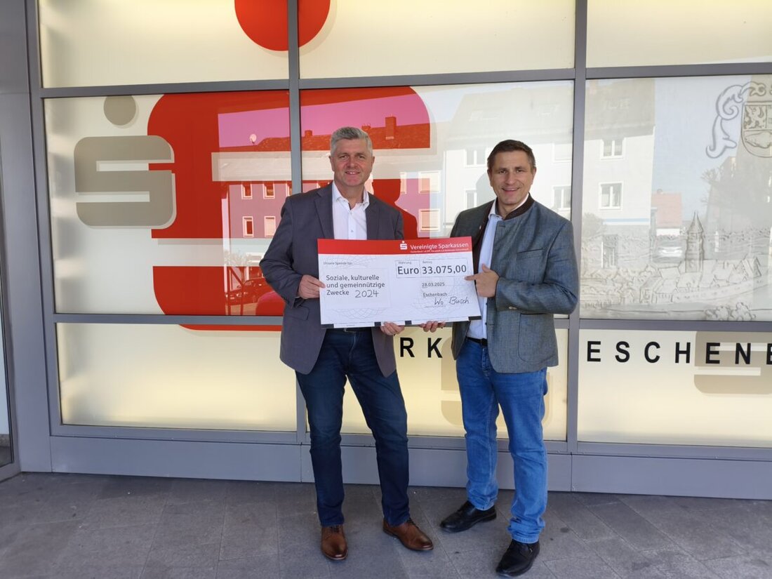 Eschenbach. Die Vereinigte Sparkasse unterstützt lokale Organisationen mit einer Spende von 33.075 Euro. Der symbolische Scheck wurde von Filialdirektor Wolfgang Busch an Bürgermeister Marcus Gradl überreicht.