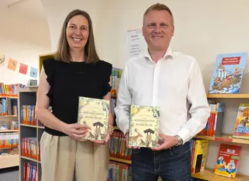 Buchspende bringt die Höllohe nach Maxhütte-Haidhof