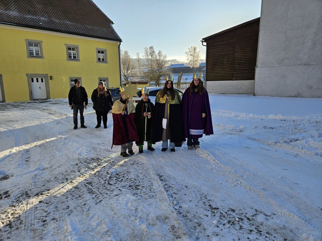 Böhmischbruck. Bei zweistelligen Minusgraden ziehen die Sternsinger für die Aktion "Schule statt Fabrik – Sternsingen gegen Kinderarbeit" von Haus zu Haus. Pater Joseph dankt für ihren Einsatz zugunsten von Projekten in Bangladesch.