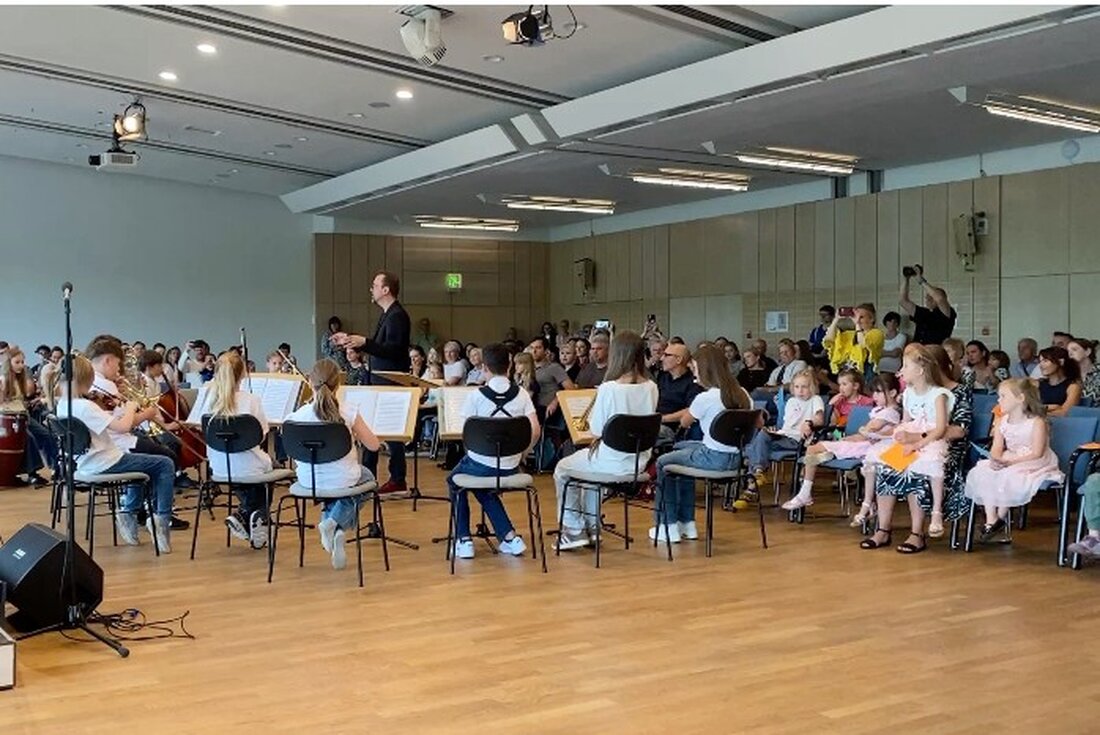 Weiden. Ein fulminantes Abschlusskonzert der städtischen Musikschule füllte die Max-Reger-Halle mit Klängen von Barock bis Rock. Erstmals spielte das Sinfonieorchester mit, während die Anmeldung fürs neue Schuljahr läuft.