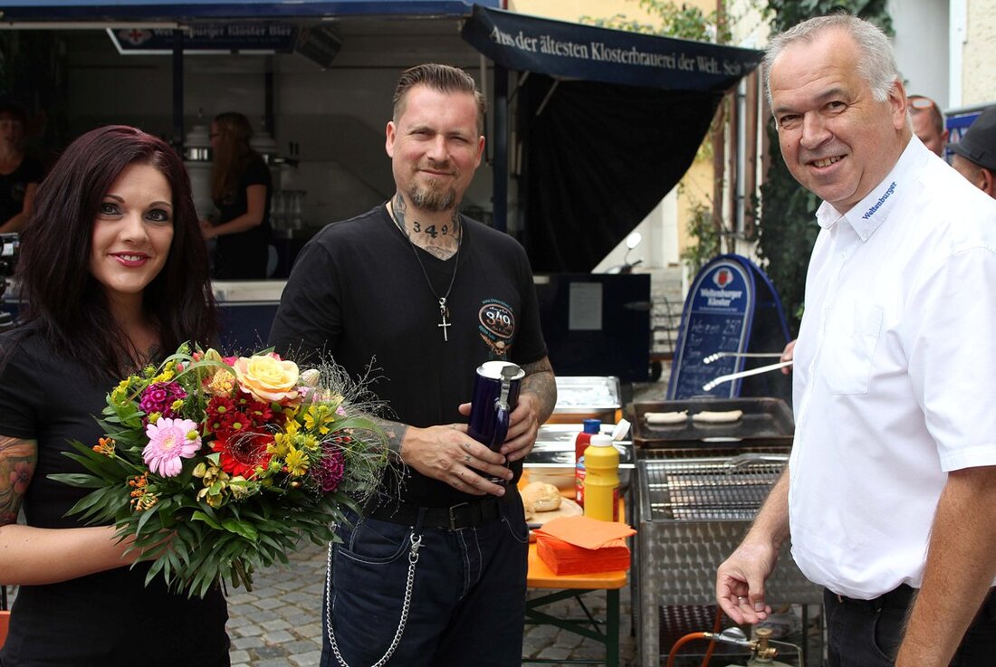 Luhe. „Da ist ja mehr los als bei unserem Bürgerfest!“, lacht ein Mann mittleren Alters, als er am Getränkestand Nachschub holt. Er muss sich etwas gedulden, denn die Warteschlange ist [&hellip;]