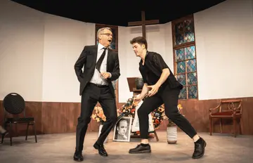 Satire Kalter weißer Mann gastiert im Stadttheater Amberg