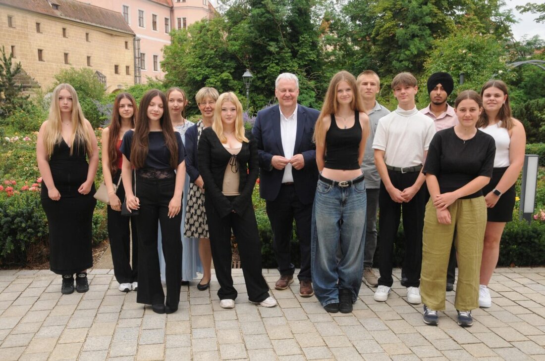 Amberg-Sulzbach. Landkreis und Stadt Amberg haben die besten Mittelschüler ausgezeichnet: zwei schafften die Traumnote 1,0, 15 erzielten einen guten oder sehr guten Quali, sieben einen guten oder äußerst guten Mittleren Abschluss.
