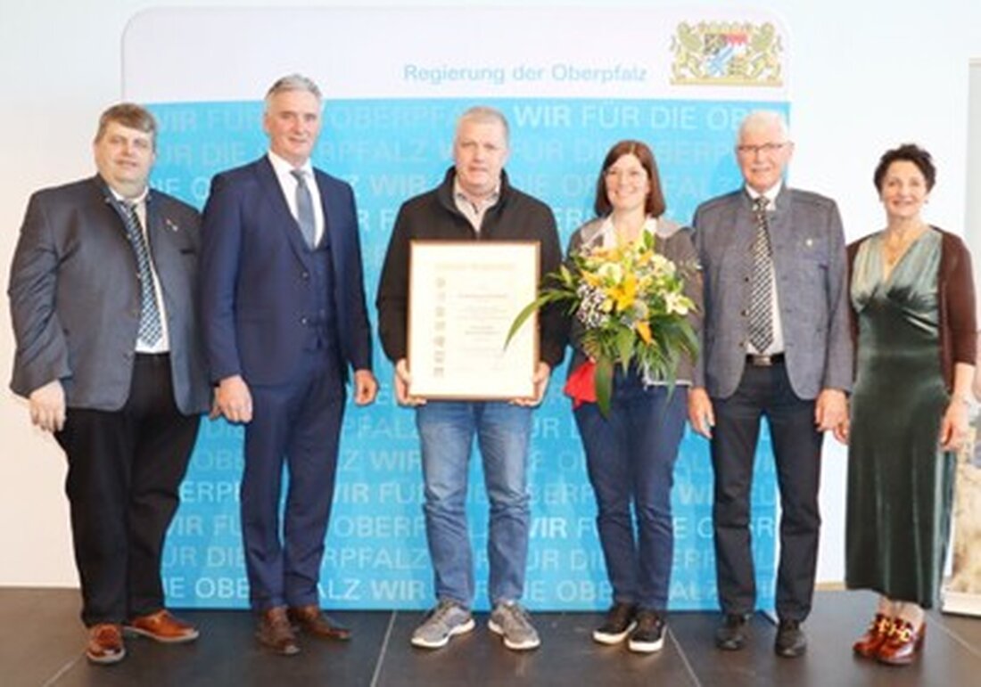 Weiden. Andreas Kiener vom Staatsgut Almesbach erhielt den Goldenen Meisterbrief. Nikolaus Gschwendtner überreichte die Auszeichnung. Die Bayerischen Staatsgüter setzen auf starke Ausbildung im Agrarbereich.