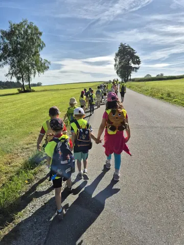 Johanniter-Kindergarten Regenbogen besucht Bauernhof in Plößberg