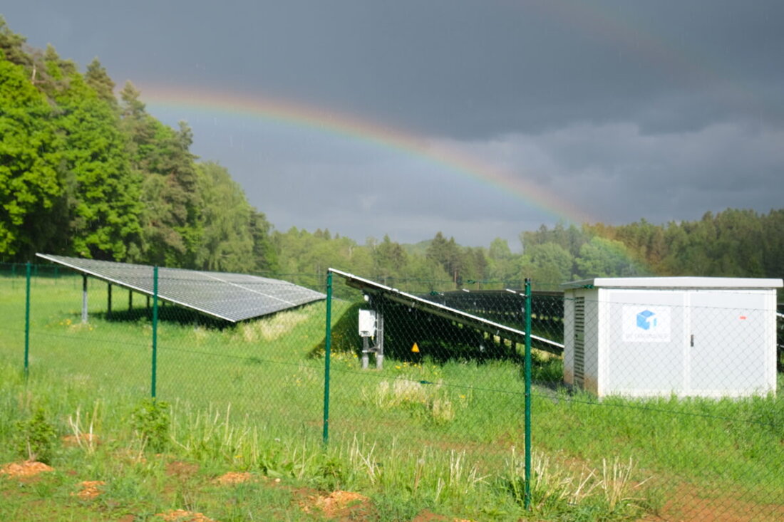 Kirchenthumbach. Die Marktgemeinde weiht den Solarpark Thurndorf nahe Oberaichamühle ein. Er liefert rund 3,4 Millionen Kilowattstunden Strom pro Jahr und deckt damit fast 1.000 Vier-Personen-Haushalte.