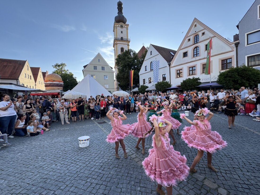 Weiden. Weiden träumt 2026 lockte bei Kaiserwetter mehrere Tausend Menschen in die Innenstadt. Musik, Tanz, Modenschauen, Kunsthandwerk und geöffnete Geschäfte verwandelten das Zentrum bis Mitternacht in eine sommerliche Festmeile.