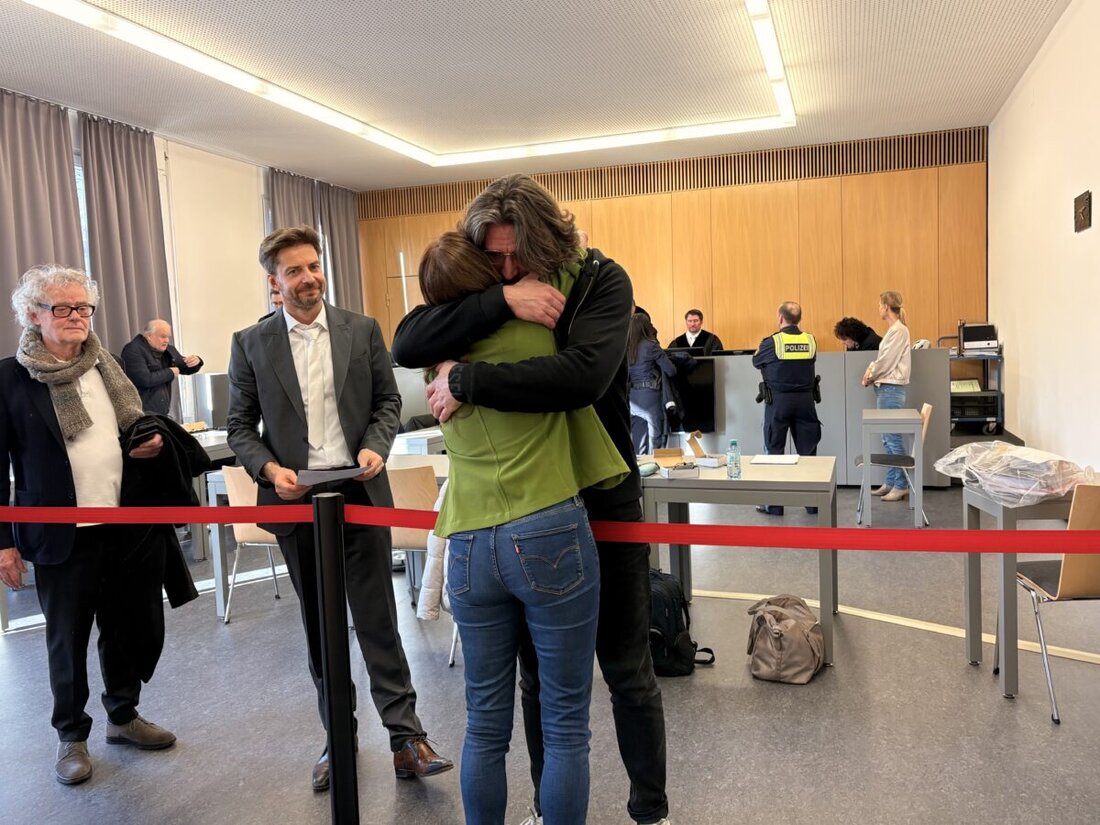 Weiden. Das Landgericht Weiden hat am Freitagnachmittag den Angeklagten im Champagner-Prozess auf freien Fuß gesetzt. Der Niederländer Theo G. wurde mit sofortiger Wirkung aus der U-Haft entlassen.