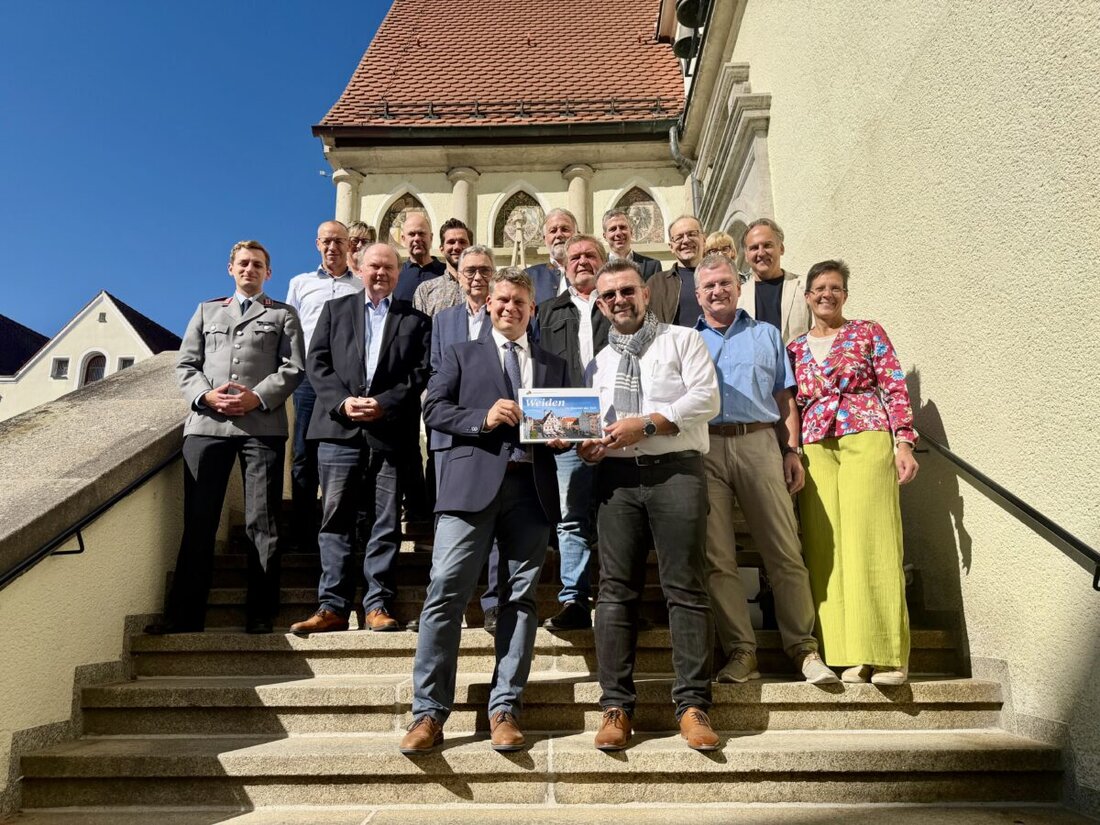 Weiden. Von den ersten Siedlungsspuren über Stadtbrände, Eisenbahn und Porzellan bis zum modernen Oberzentrum: Die Stadt Weiden hat eine neue Chronik vorgestellt. „Weiden im Wandel der Zeit“ erzählt auf rund 140 Seiten Stadtgeschichte – und ist ab sofort im örtlichen Buchhandel und in der Tourist-Information erhältlich.