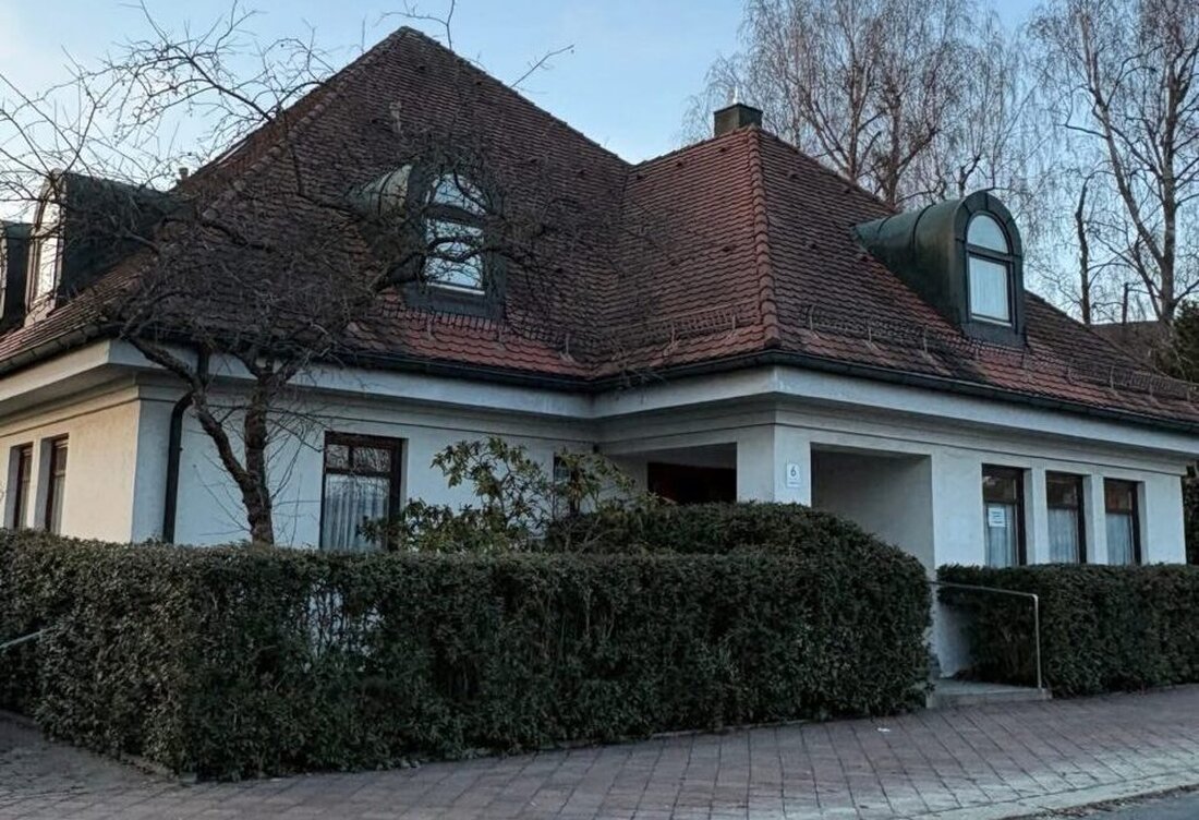 Waldsassen. Ab dem 1. April 2026 öffnet hier wieder eine orthopädische Praxis. Das Orthopädische Zentrum Fichtelgebirge unter Leitung von Frau Dr (univ) Hamideh Saberi stärkt die Versorgung, an der Joseph-Wiesnet-Straße sechs.