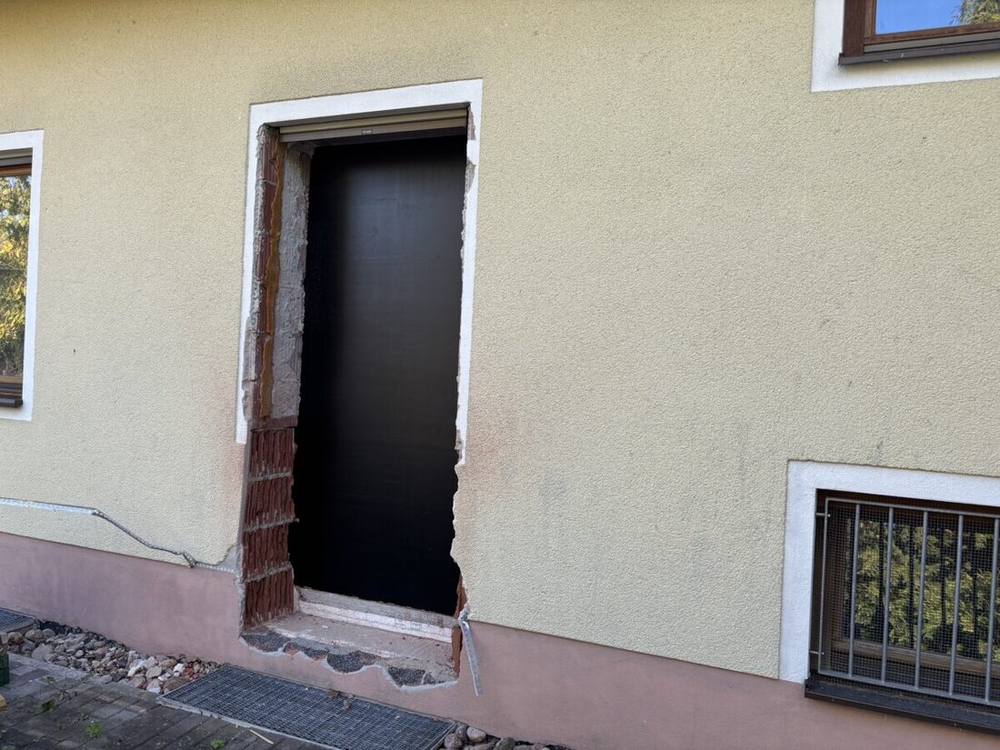 Luhe-Wildenau/Hahnbach. Die Höhbauer-Insolvenz trifft auch die Kunden hart. Jens R. aus Hahnbach baut gerade ein Haus um. Am 19. Oktober sollten die Fenster und eine Außentür geliefert werden. Rund 60.000 Euro (90 Prozent der Auftragssumme) sind angezahlt. Aktueller Stand: Die Familie mit vier Kindern hat keine Fenster – und das Geld ist auch weg.