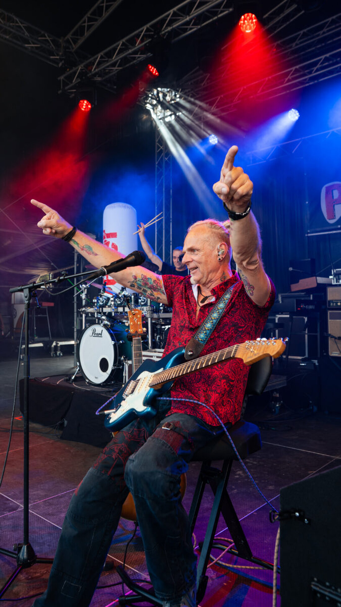 Tännesberg. Auf dem Sportgelände in Tännesberg war am Samstagabend richtig viel los: Zahlreiche Musikfans waren zum 19. Oberpfalz-Festival gekommen und sorgten bereits früh für eine ausgelassene Stimmung vor der großen Bühne.