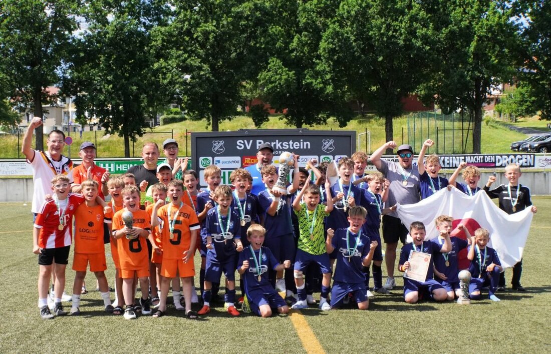  Parkstein. Das Sportgelände des SV Parkstein ist am vergangenen Wochenende zum Schauplatz einer hochklassigen überregionalen Finalrunde der Mini-WM für E- und F-Schüler geworden. Trotz extremer Sommerhitze und einer wetterbedingten Zwangspause am Sonntag zeigten die jungen Nachwuchskicker leidenschaftlichen Fußball, der rund 300 Besucher pro Tag anlockte und den Juniorenbereich als echtes Herzstück der regionalen Vereinskultur präsentierte.