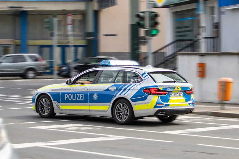 Betrunkener eskaliert im Schätzlerbad in Weiden und verletzt zwei Polizeibeamte