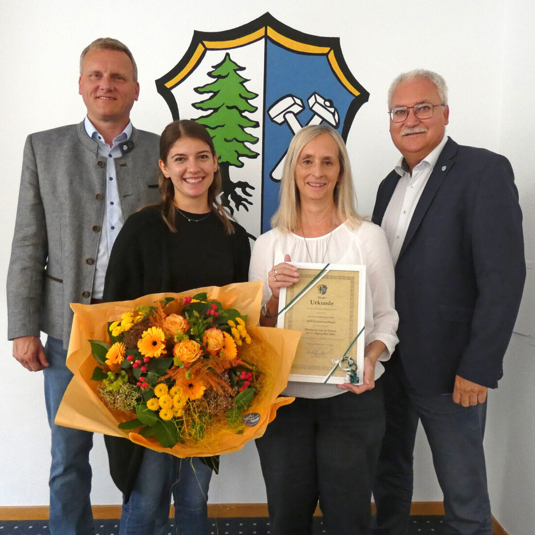 Maxhütte-Haidhof. Andrea Lautenschlager feierte ihr 40-jähriges Dienstjubiläum bei der Stadtverwaltung. Bürgermeister Rudolf Seidl überreichte eine Dankurkunde und einen Blumenstrauß.