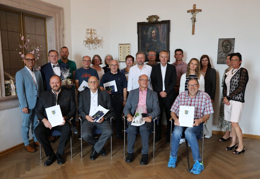 Neustadt/WN. Landrat Andreas Meier ehrte in der Schlosskapelle langjährige Bedienstete und würdigte 25-, 40- und 50-jährige Dienstjubiläen. Überrascht wurde er mit einer Laudatio zu seinen 25 Jahren im öffentlichen Dienst.