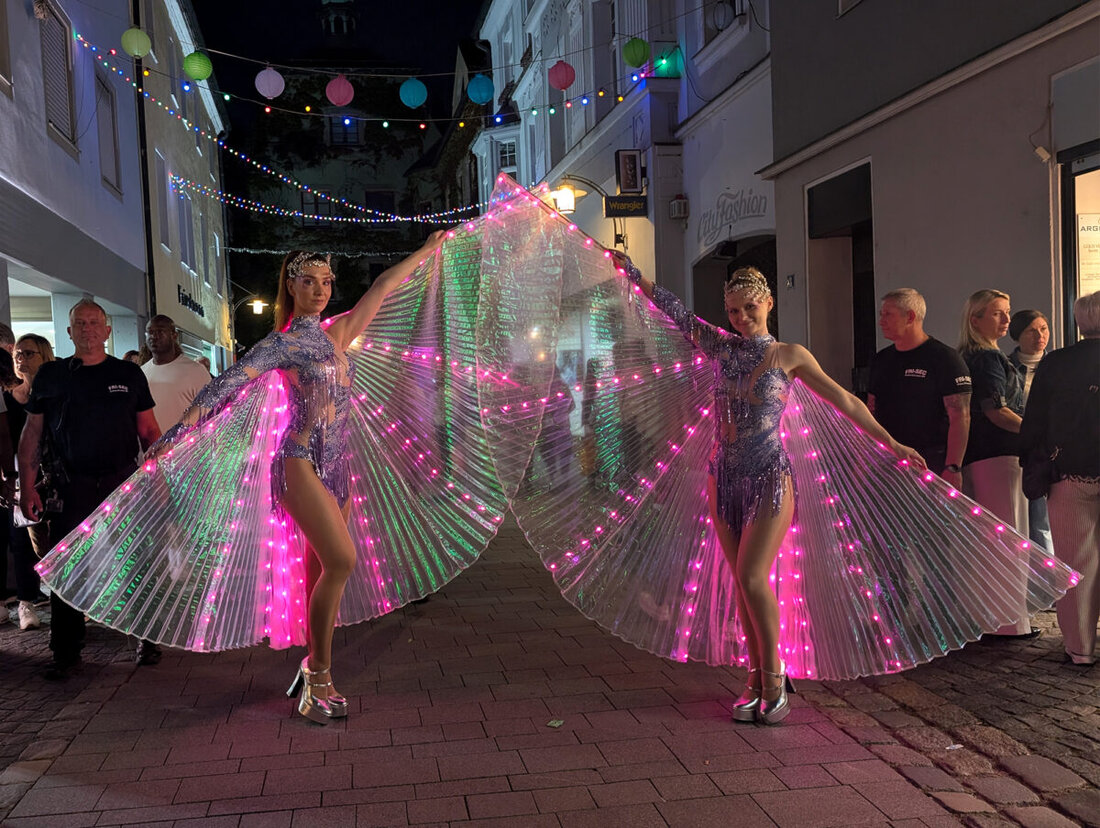 Weiden. Bei 'Weiden träumt' am 24. Juli 2026 wurde die Innenstadt zur leuchtenden Bühne für Musik, Kunst und Licht und zog zahlreiche Besucher an. Die Geschäfte öffneten bis Mitternacht, begleitet von Shows und Kulinarik.
