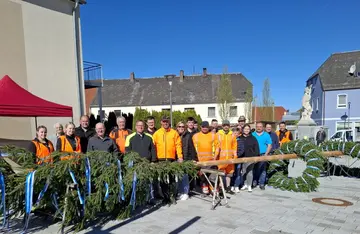 Überparteiliche Aktion stärkt die Maibaumtradition in Eslarn