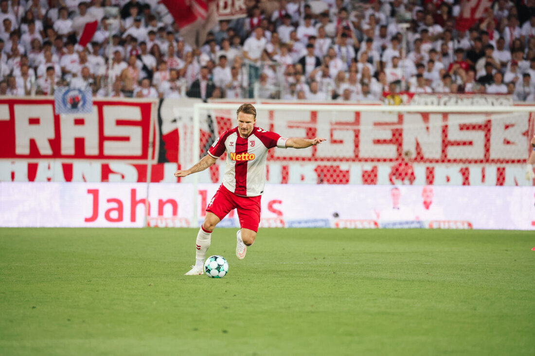 Regensburg. Für den SSV Jahn Regensburg gibt es am dritten Spieltag der 3. Liga einen deutlichen Rückschlag. Bei der TSG Hoffenheim II verliert die Mannschaft von Sascha Hildmann mit 1:5. Lucas Hermes sorgt nach der Pause kurz für Hoffnung, doch die Gastgeber schlagen umgehend zurück und entscheiden die Partie vor 824 Zuschauern klar für sich.